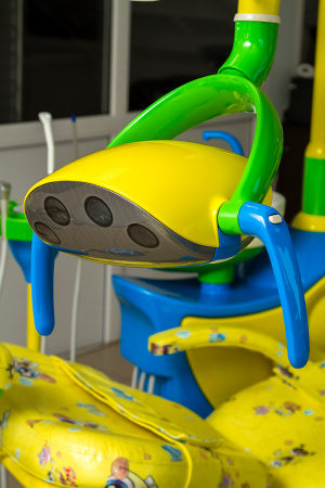 Стоматологическая установка M10 нижняя подача детская с подкатным блоком