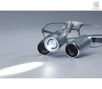 EyeMag Light II - мощный LED-осветитель с максимальной интенсивностью освещения 50000 люкс для высокой детализации